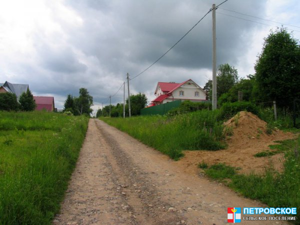 Ивановское - вид вдоль дороги