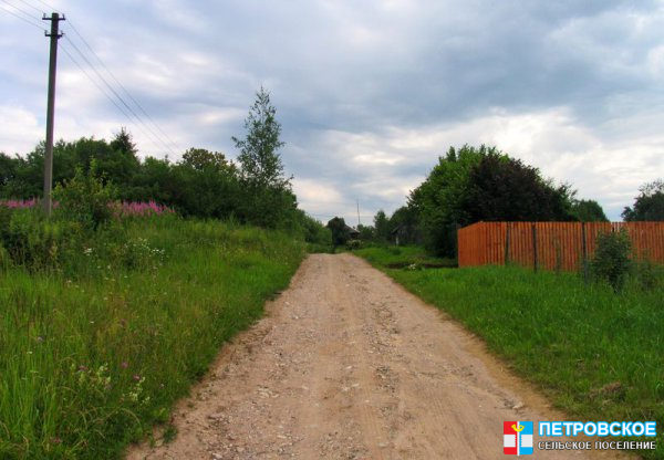 Алферьево - вид от дороги в глубину деревни