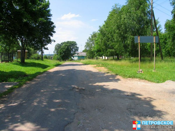 Тархово - вид вдоль дороги от храма к началу деревни