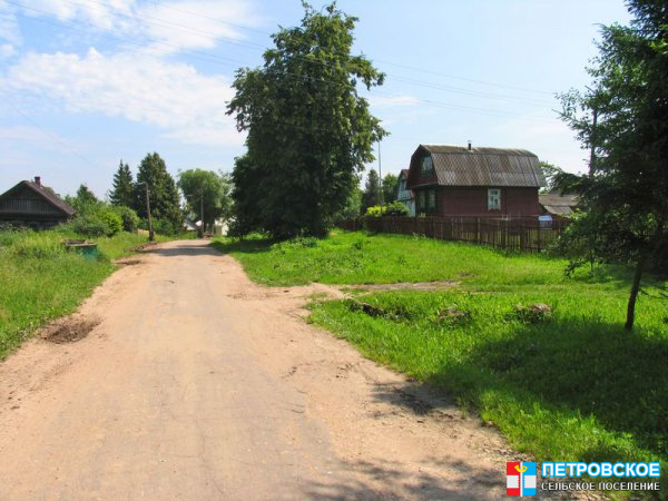 Тархово - вид вдоль дороги после храма