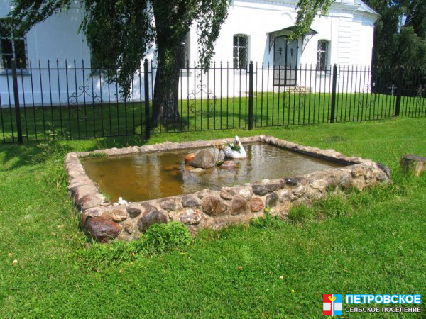Тархово - бассейн перед храмом