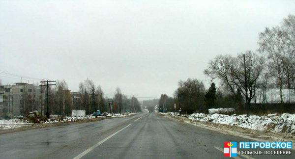 Центральная усадьба - вид вдоль дороши в сторону с. Петровское